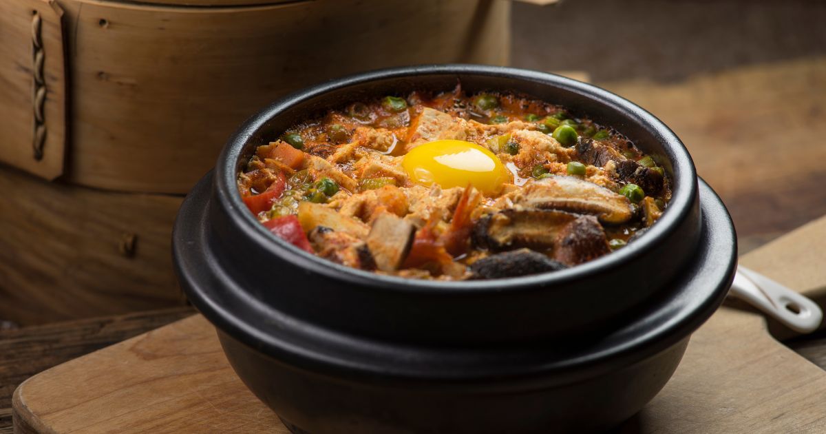 ซุนดูบูจีแก (순두부찌개) คืออะไร? ซุปเต้าหู้รสชาติเข้มข้น