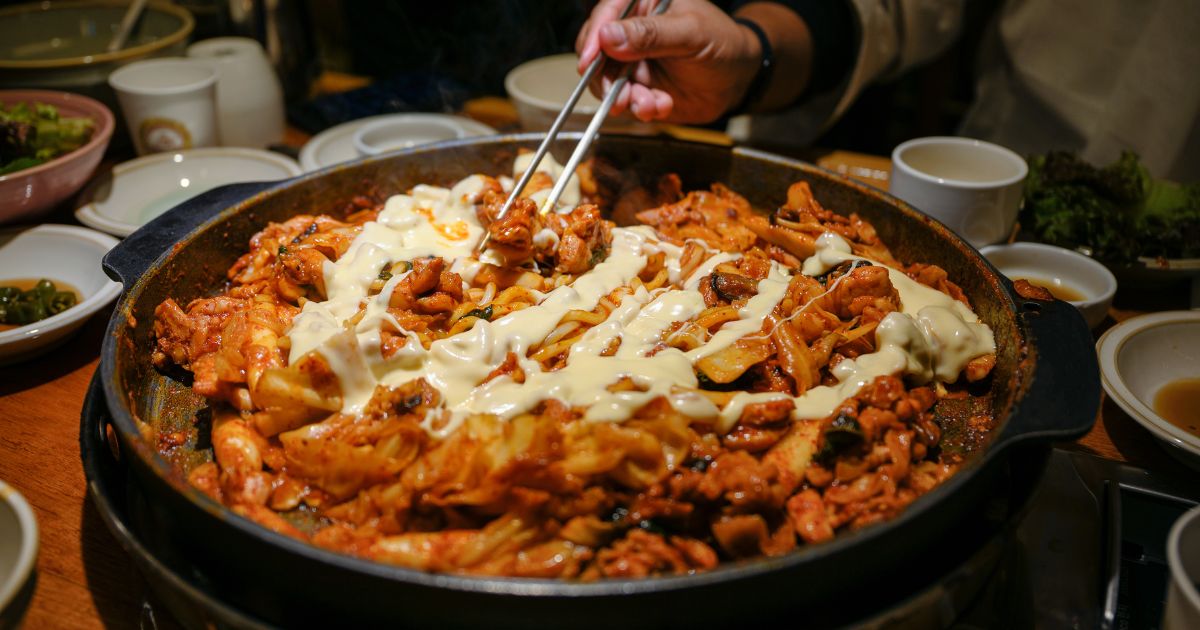 ทัคคาลบี้ (닭갈비) คืออะไร? อาหารเกาหลีสุดอร่อยที่ต้องลอง!