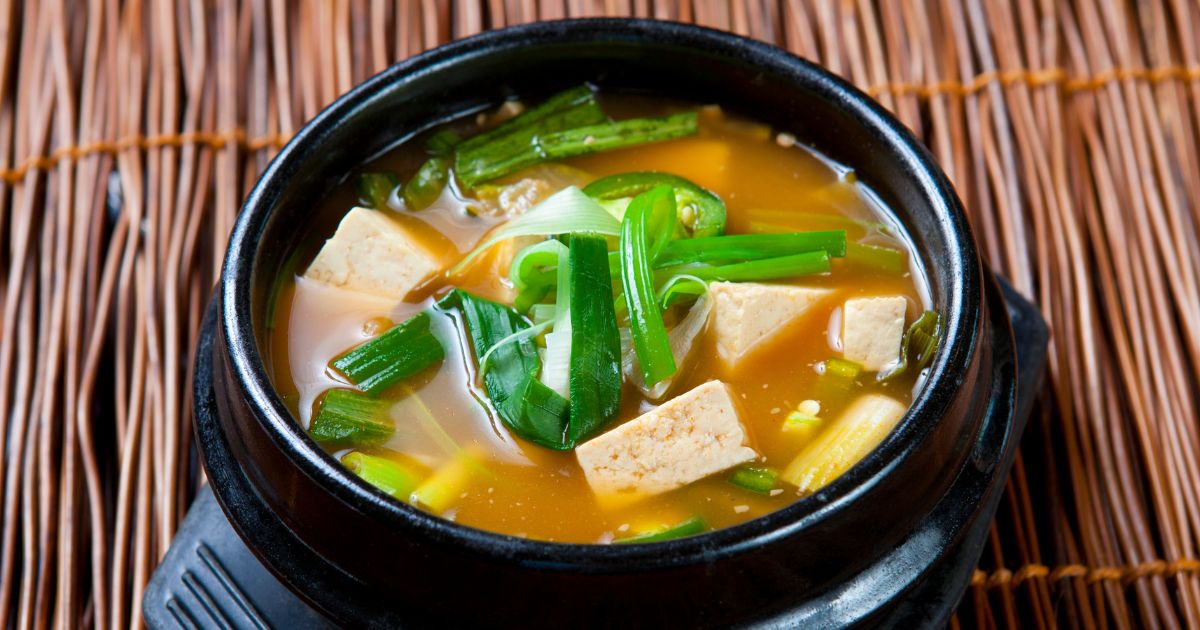 เด็นจังจีแก (된장찌개) คืออะไร? สูตรและเคล็ดลับการทำแบบง่าย ๆ