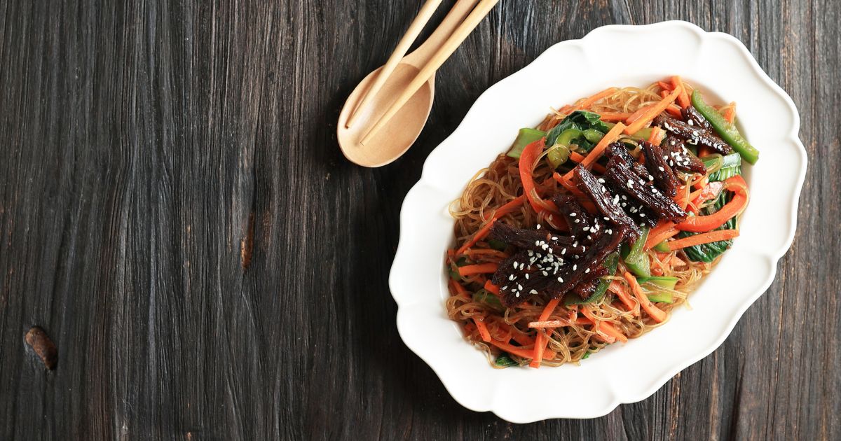 จับแช (Japchae) คืออะไร? อาหารเกาหลีสุดอร่อยที่ควรลอง